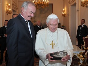 Papež Benedikt XVI. při převzetí daru v podobě broušeného betlému v roce 2009 (R. Halama)