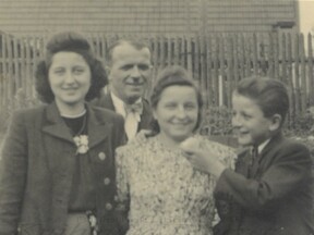 S rodinou v Kuklenách před stěhováním do Liberce (O. Binar)