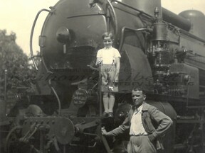 S tatínkem u lokomotivy (O. Binar)