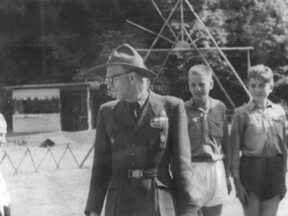 Skauti, vlevo prof.  Jaroslav Tomsa, O. Binar vpravo, po r. 1945 (O. Binar)