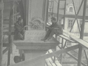 Měření sala terreny ve Valdštejnském paláci v Praze s kamarádem Jiřím Hlupým (O. Binar)