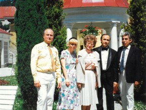 V Lázních Libverda v 90. letech. Zleva František Bulva, Eva Machková, Jiřina Permanová, Ivan Volodin a Jiří Nerad (J. Permanová)