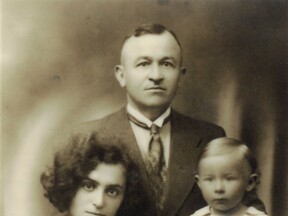 S matkou Marií a otcem Bohumilem Permanovými na Volyni (J. Permanová)