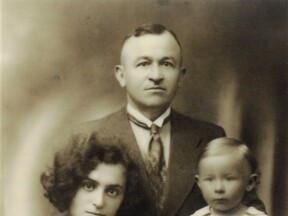S matkou Marií a otcem Bohumilem Permanovými na Volyni (J. Permanová)