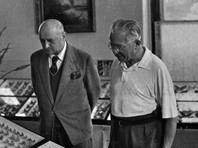 Otec Rudolf Karpaš (vlevo) s Jaroslavem Heyrovským v 60. letech (R. Karpaš)