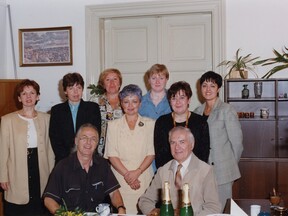 S kolegyněmi matrikářkami a varhaníkem Karlem Hájkem, 1999 (V. Toužimský)