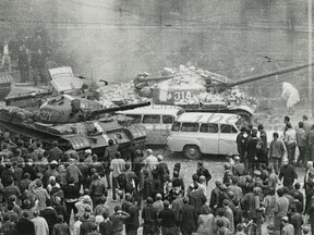 Vyprošťování zraněných 21. srpna 1968 (V. Toužimský)