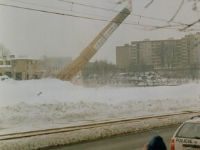 Odstřel komína Textilany, 2005 (V. Toužimský)