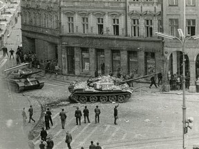 Tank T-55 označení T 314, který narazil do podloubí (V. Toužimský)