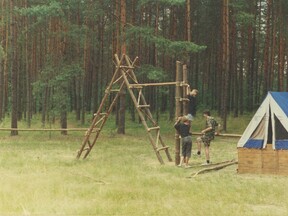 Stavba táborové brány (J. a V. Hudečkovi)