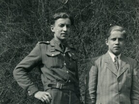 S mladším bratrem Emilem v Československu, 1945 (K. Hornová)