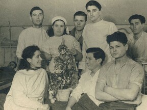 Se spolubojovníky ve vojenské nemocnici v Kyjevě, 1944 (K. Hornová)