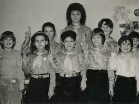 První družina světlušek 1. smíšeného oddílu – Modrá šestka pod vedením sestry Věrky, 1990 (J. a V. Hudečkovi)