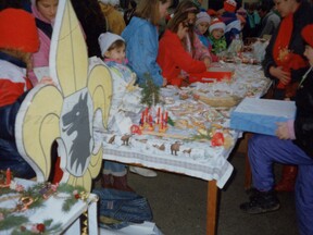 Skautské vánoční trhy na náměstí T.G.M, 1993 (J. a V. Hudečkovi)