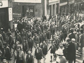 Slavnostní pochod skautů v České Lípě – sestra Věra jako malá kudrnatá světluška s baretem, 1970  (J. a V. Hudečkovi)