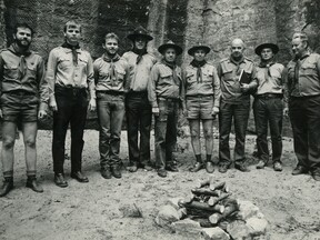 Mezi staršími bratry stojí noví vedoucí po složení činovnického slibu u Slibové skály, 1990 (J. a V. Hudečkovi)