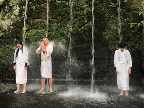 Nissekiji – mystické místo se studenými vodopády pod které se může člověk stoupnout a očistit se (V. Řezáč)