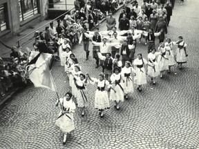 V průvodu na 1. máje jako členka českolipského tanečního souboru STUDENT, 1960 (M. Truncová)