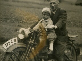 Se synem Miloslavem v Pasekách nad Jizerou, 1948 (J. Štěpánek)