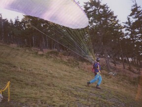 Start paraglidu na Ještědu, 2006 (P. Moos)