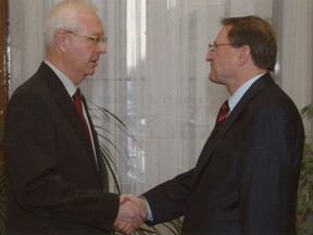Předseda AV ČR Jiří Drahoš blahopřeje k získání Křižíkovy medaile, 2009 (P. Moos)