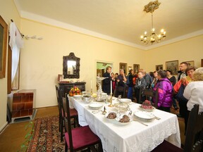 Při výkladu veřejnosti v jilemnickém zámku (J. Luštinec)