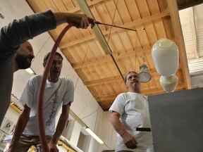 Se skláři Petrem Bambasem a Ladislavem Doušou při vzorování na sympoziu v Novém Boru (M. Hlubuček)