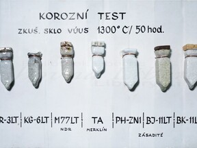 Korozní testy vyvinutých pánvových hmot (J. Kubát)