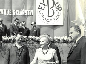 Ministryně Božena Machačová-Dostálová při poklepu základního kamene Crystalexu, 1965 (J. Kubát)