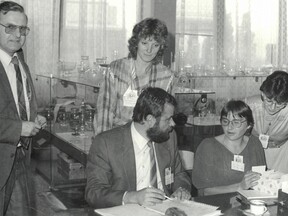Na třetím ročníku novoborského sklářského sympozia IGS, 1988 (R. Hais)