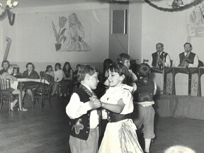 Lidové tance v Křižanech, 1969 (M. Fryaufová)