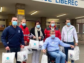 S gen. ředitelem KNL Richardem Lukášem a dalšími kolegy během pandemie Covidu-19 (M. Fryaufová)