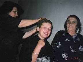 Při aplikaci henny v Kurdistánu, 1999 (M. Matušková)