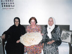 S kurdskými ženami a pasteveckým chlebem, 1999 (M. Matušková)