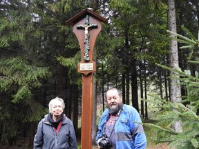 U obnoveného kříže Antona Endera (M. Matušková)