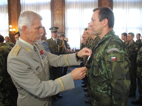 Předávání záslužného kříže (I. Kortan)
