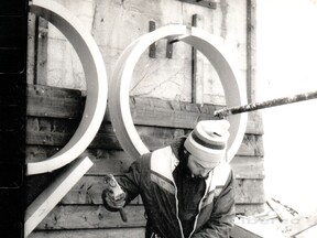 Při montáži nápisu na skokanském můstku v Harrachově, 1983, (J. Nováková)
