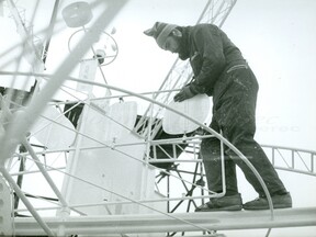 Při montáži plastiky Meteorologická družice v České Lípě, 1978, (J. Nováková)