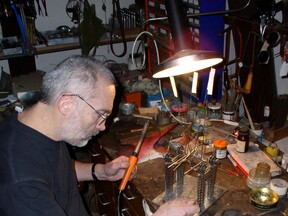 V. K. Novák ve své dílně, kolem 2010 (K. N. Nováková)