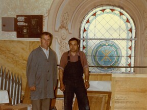 S cínařem Janem Kubátem s prvním nástrojem ze Zásady do Sniny, 1983 (B. Žloutek)