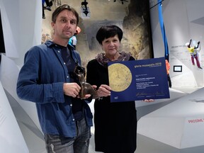 S kolegyou Davidem Markem a oceněním Gloria musaealis za novou horolezeckou expozici, 2019 (V. Jakouběová)