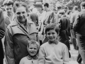 Se starší sestrou Zlatou a babičkou Emou Berglovou, 1960 (V. Jakouběová)