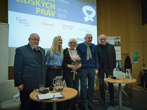 Na besedě ke Dni lidských práv jako host s Danielem Kroupou, Vladimírem Dzurem a Michaelem Kocábem, 2023 (V. Vohlídalová)