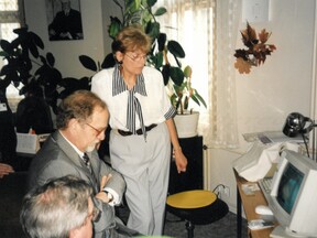 S velvyslancem SRN Otto von Lambsdorffem ve staré budově, 1999 (V. Vohlídalová)