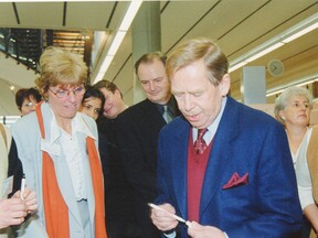 Návštěva prezidenta Václava Havla v nové budově knihovny, 2000 (KVKLI)
