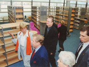 S prezidentem Václavem Havlem při prohlídce nové knihovny, 2000 (KVKLI)
